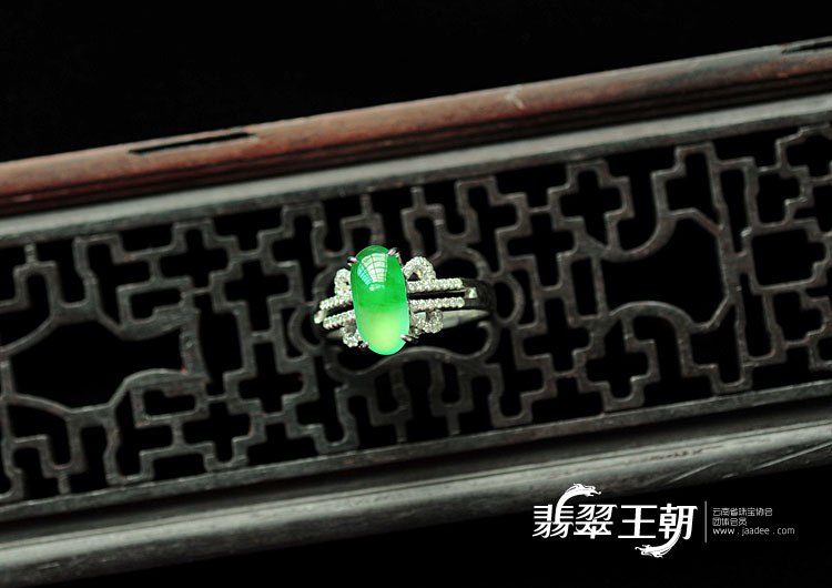 冰玻种阳绿缅甸翡翠包白金戒指（真钻）