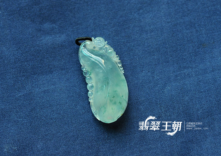 冰种飘花缅甸翡翠福瓜挂件