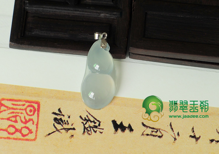 冰玻种缅甸翡翠四季豆挂件