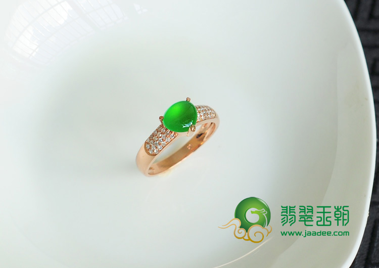 冰玻种满绿强莹光缅甸翡翠镶玫瑰金戒指