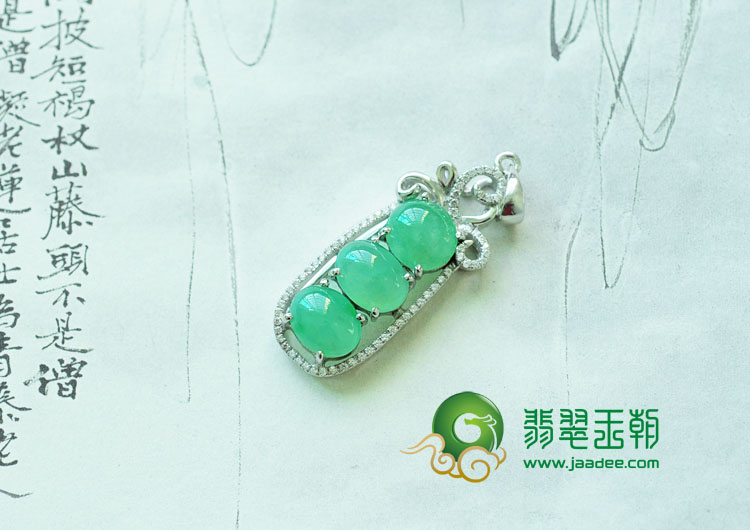 冰种苹果绿缅甸翡翠镶银四季豆挂件(奥钻)