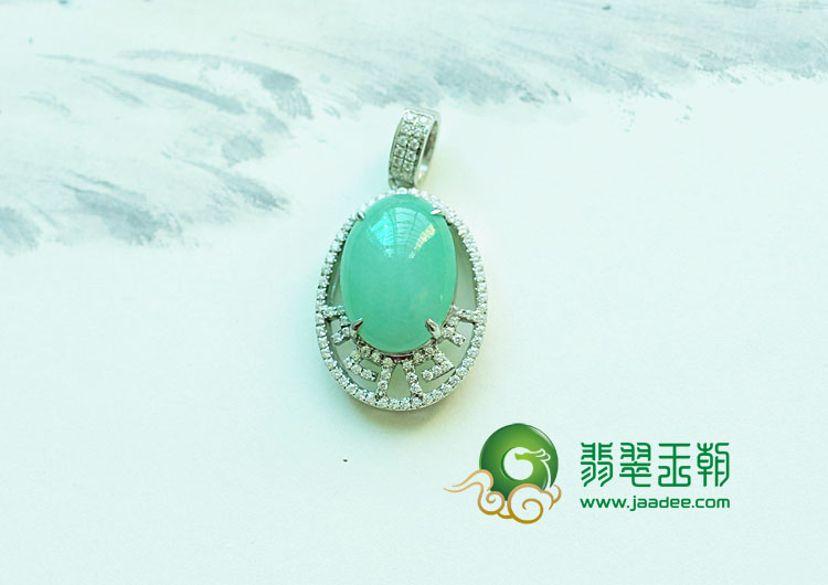 糯冰种淡绿缅甸翡翠镶银椭圆胸坠(奥钻)