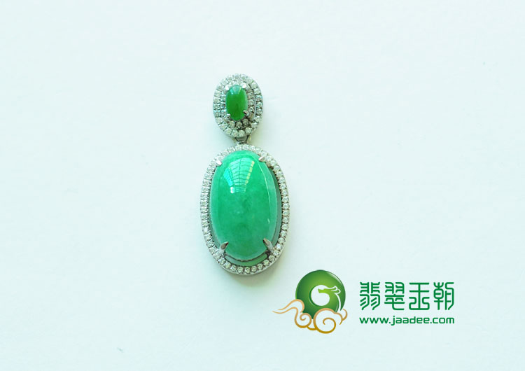 糯冰种苹果绿缅甸翡翠镶银椭圆胸坠(奥钻)