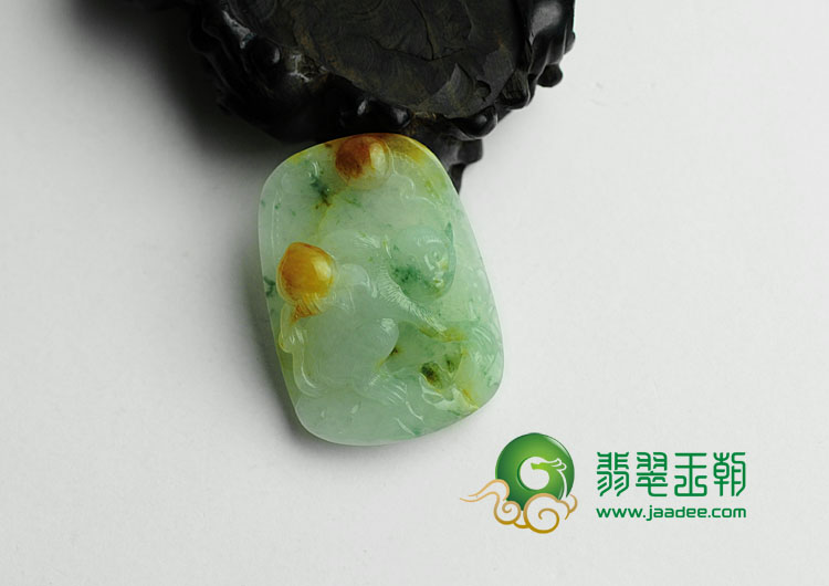 冰种黄翡飘花缅甸翡翠灵猴献寿挂件