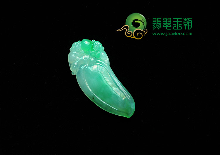 冰种翠色缅甸翡翠福瓜挂件