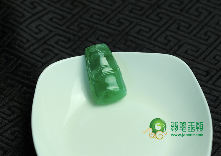 糯冰种满绿缅甸翡翠节节高挂件
