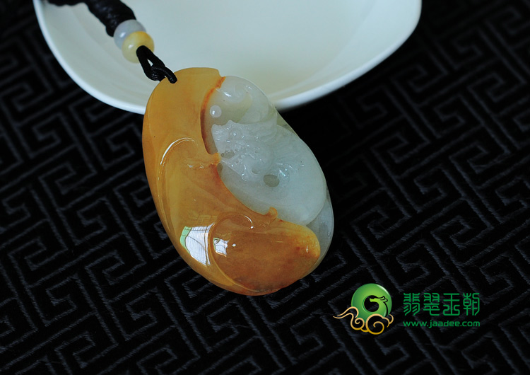 糯冰种黄翡缅甸翡翠龙牌挂件