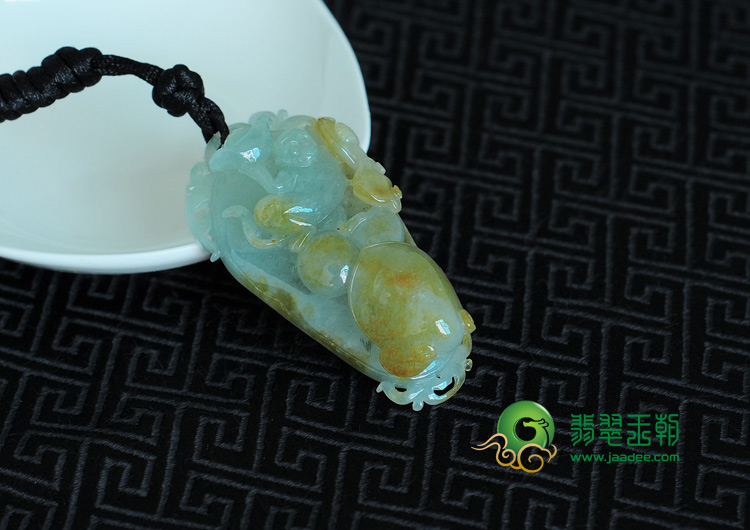 冰种黄翡缅甸翡翠如意猴挂件