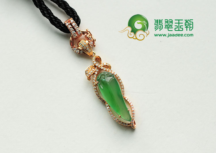冰玻种淡绿缅甸翡翠镶玫瑰金辣椒胸坠(真钻)