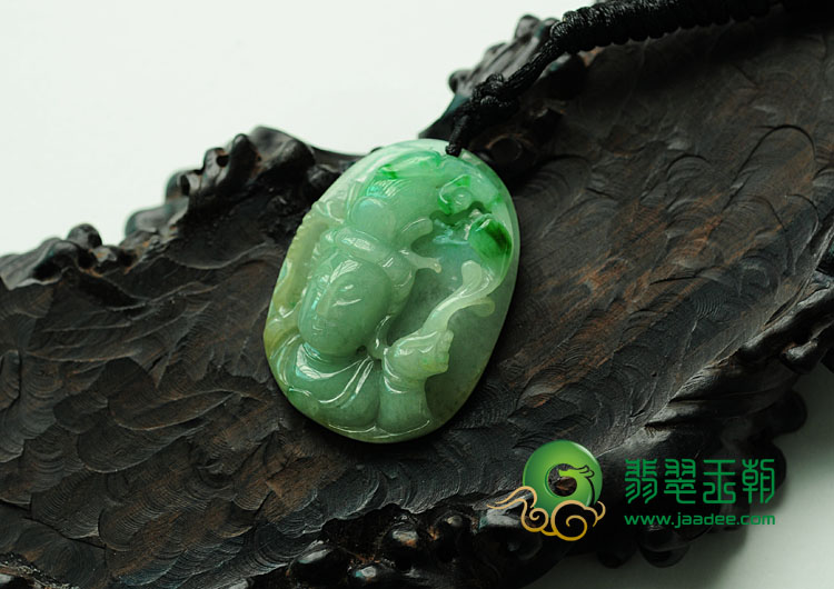 糯冰种翠色缅甸翡翠莲花观音头挂件