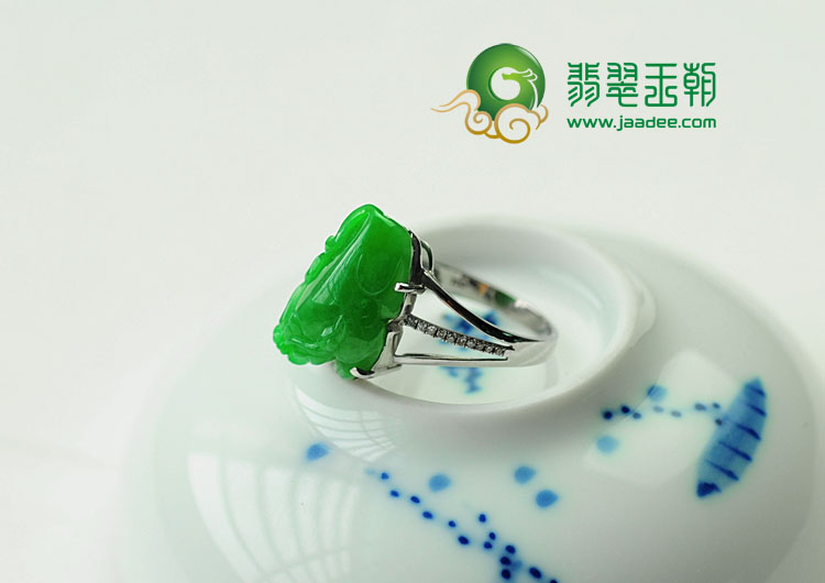 糯冰种阳绿满绿缅甸翡翠包白金貔貅戒指（真钻）