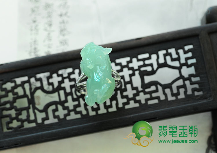 糯冰种晴水缅甸翡翠A货镶白金貔貅戒指（真钻）