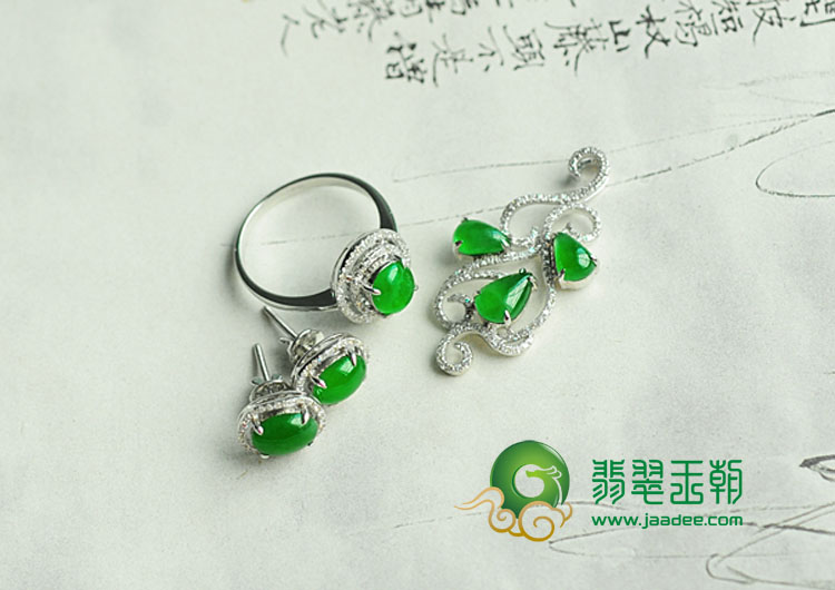 冰种满绿缅甸翡翠镶白金“青翠欲滴”套件（胸坠/戒指/耳钉）（真钻）