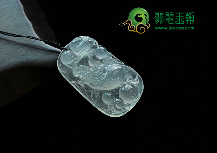 玻璃种强莹光缅甸翡翠鱼龙挂件