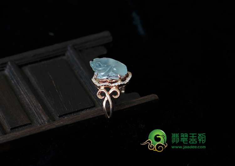 玻璃种缅甸翡翠镶玫瑰金貔貅戒指