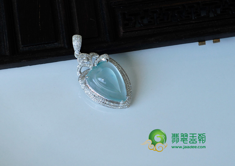 冰玻种淡晴水缅甸翡翠镶白金心心相印胸坠（强莹光）