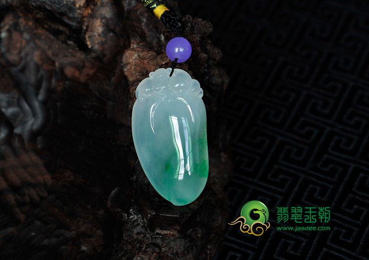 冰种飘翠缅甸翡翠福瓜挂件