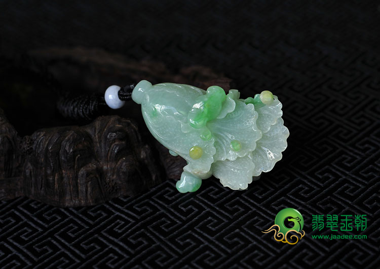 糯冰种三彩缅甸翡翠白菜挂件