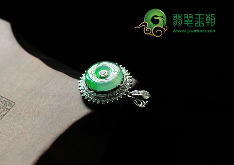 冰种翠绿缅甸翡翠包白金平安扣胸坠（真钻）