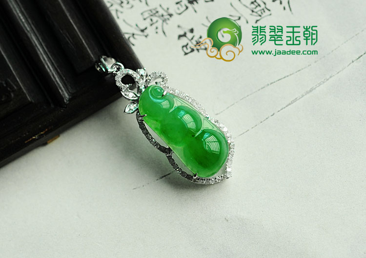 冰种苹果绿缅甸翡翠包白金四季豆挂件（真钻）