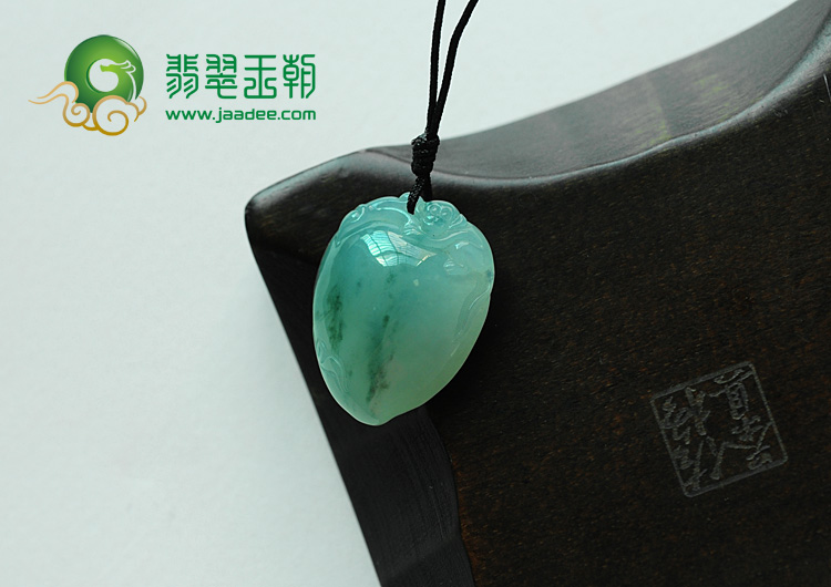 冰种飘花缅甸翡翠桃心挂件
