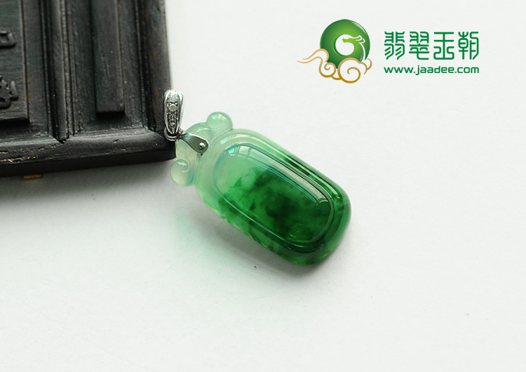 冰种菠菜绿缅甸翡翠镶白金扣玉瓶挂件