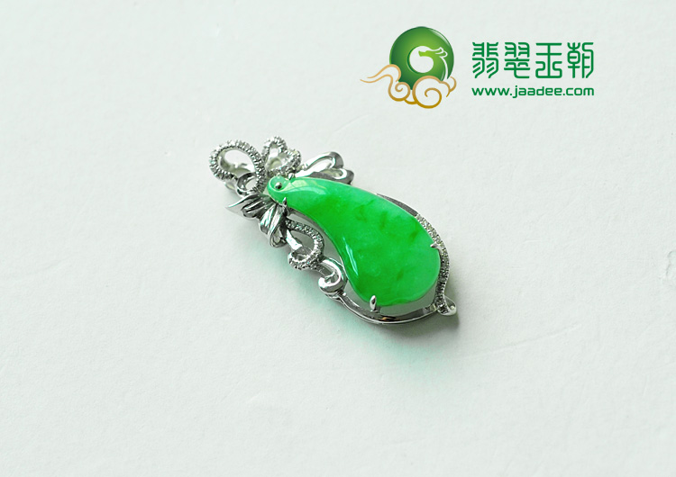 冰种阳绿缅甸翡翠包白金福瓜挂件（真钻）