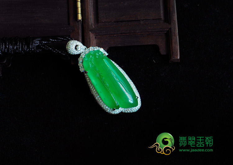 冰种翠色缅甸翡翠镶白金福瓜胸坠