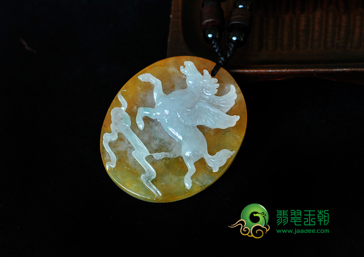 冰种黄翡略飘花缅甸翡翠天马行空挂件