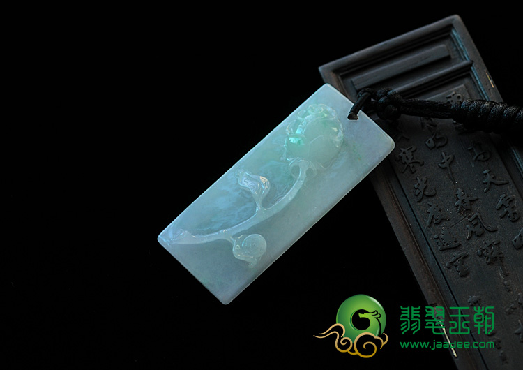 糯冰种春带彩缅甸翡翠玫瑰挂件