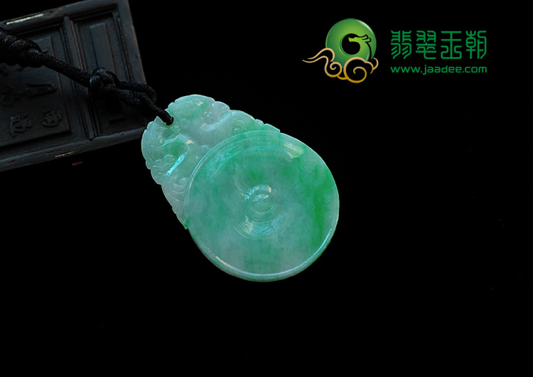 糯冰种翠色缅甸翡翠福在眼前挂件