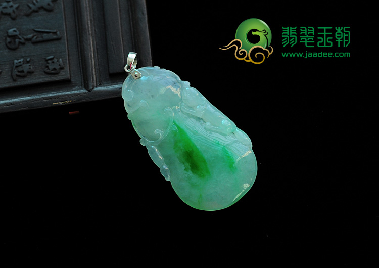 冰种飘翠缅甸翡翠福瓜挂件