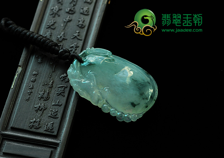 冰种飘花缅甸翡翠福瓜挂件