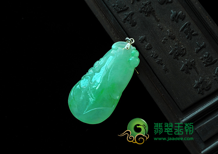 冰种翠色缅甸翡翠福瓜挂件