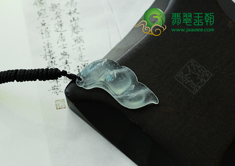玻璃种缅甸翡翠四季豆挂件