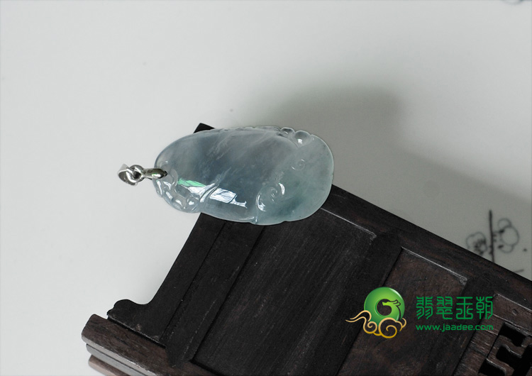 冰玻种淡晴水缅甸翡翠福瓜挂件