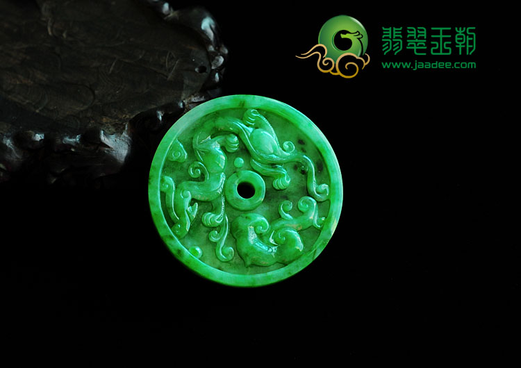 糯冰种满绿缅甸翡翠龙牌挂件