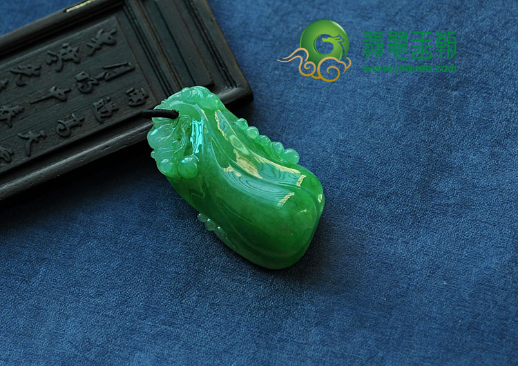 冰种菠菜绿缅甸翡翠福瓜挂件