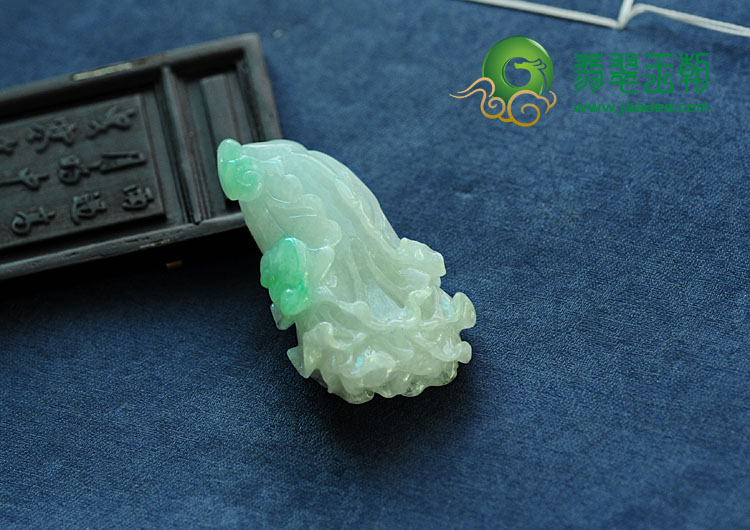 糯冰种翠色缅甸翡翠白菜挂件