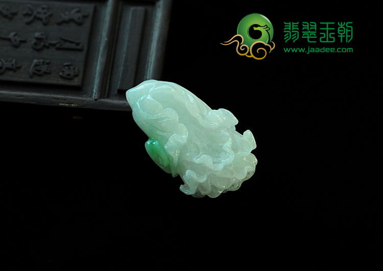 糯冰种翠色缅甸翡翠白菜挂件