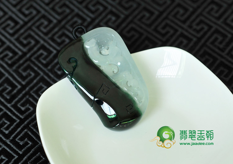 糯冰种油青缅甸翡翠仿古龙牌“龙掌乾坤”挂件