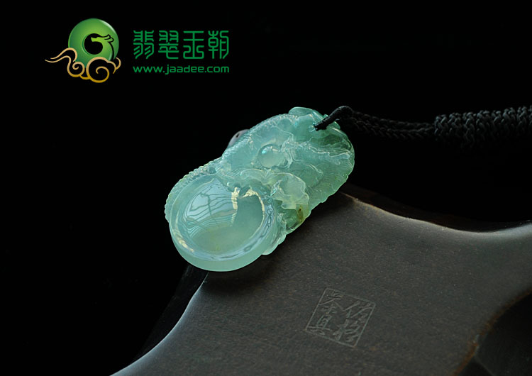 冰种晴水缅甸翡翠龙抱珠挂件