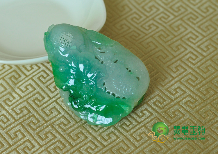 糯冰种翠色缅甸翡翠年年有余手玩件