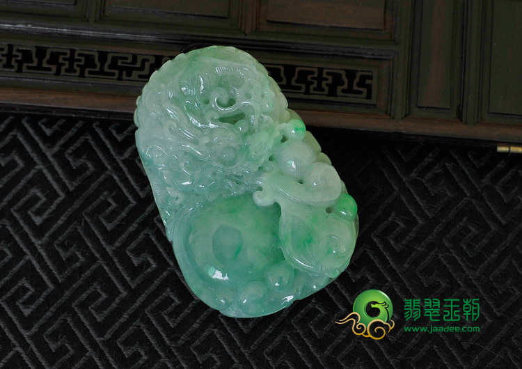 糯冰种晴水飘花缅甸翡翠“龙啸九天”挂件