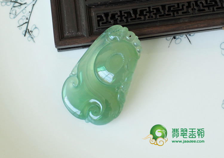 冰玻种晴水缅甸翡翠福寿如意挂件