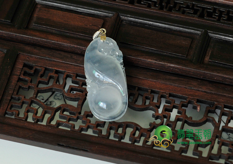 冰玻种缅甸翡翠古龙戏珠挂件