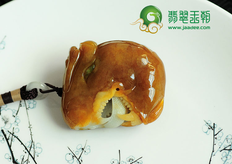细糯种褐黄色缅甸翡翠兽头手玩件