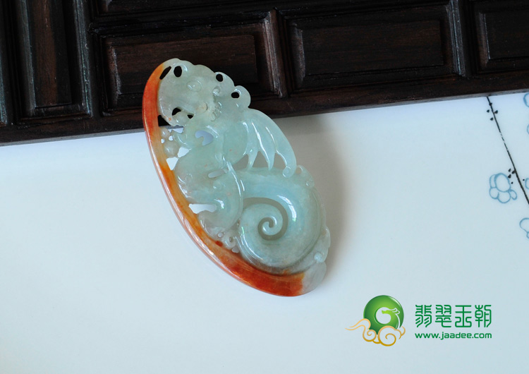 糯冰种红翡缅甸翡翠飞龙在天挂件