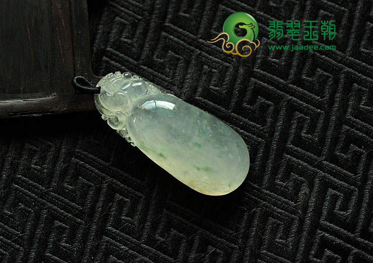 冰种飘花缅甸翡翠福瓜挂件