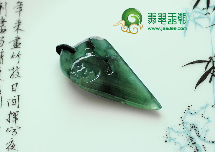冰种飘花缅甸翡翠仿古龙牌挂件